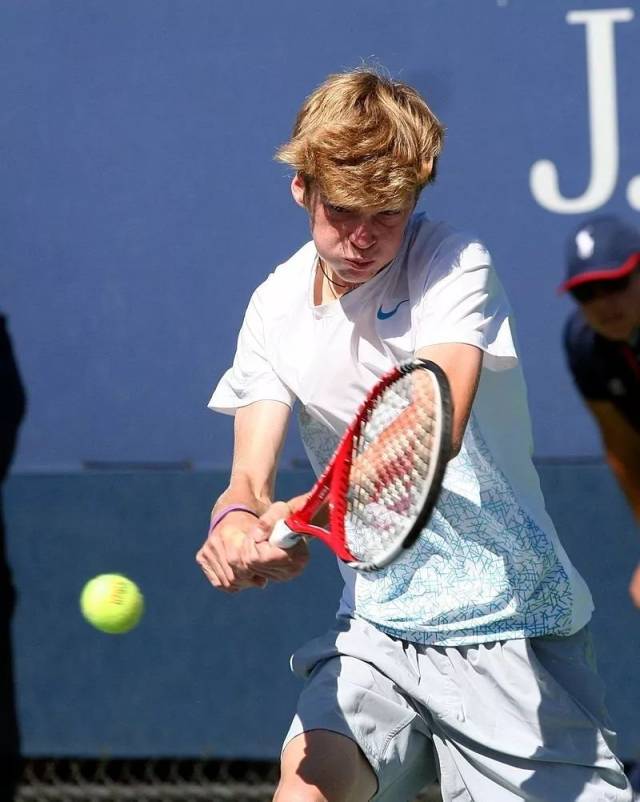 在联赛中持 在联赛中持