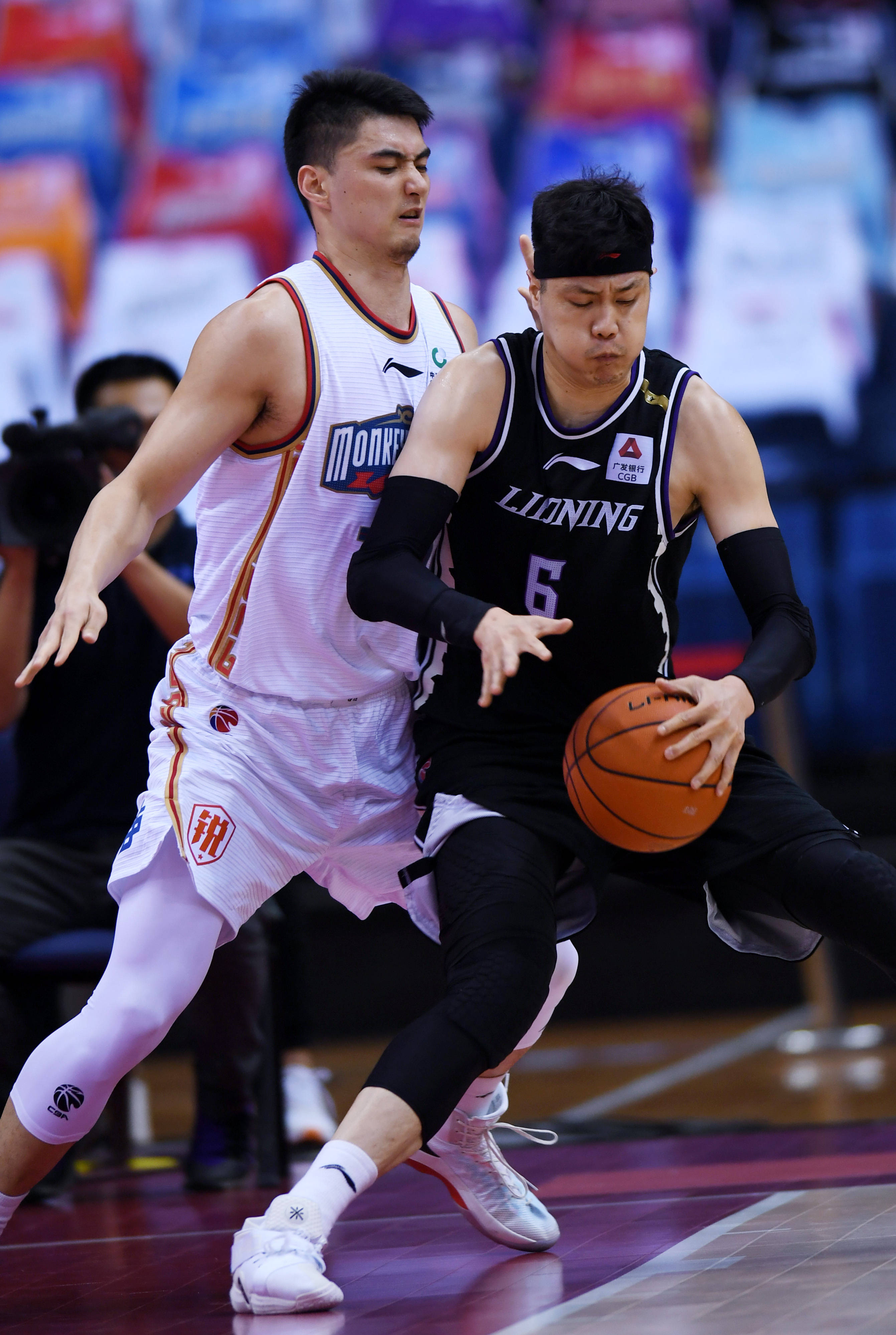 的运动员和 的运动员和